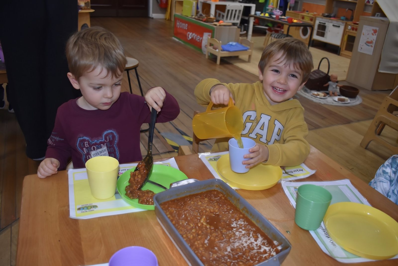 Preschool children serving their own food and pouring drinks